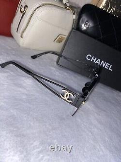 Lunettes de soleil pour femmes Chanel et étui - noir