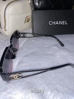 Lunettes de soleil pour femmes Chanel et étui - noir