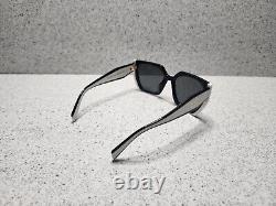 Lunettes de soleil pour femmes Prada PR 15WS 09Q550 noires, blanches, à verres gris foncé de style œil de chat